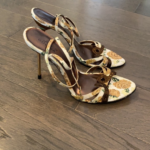 Flower & Rhinestone Heels - Picture 4 of 7